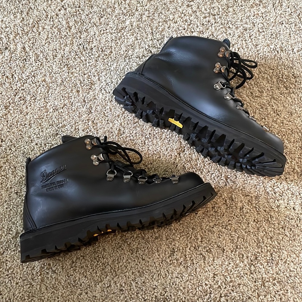 mountain light black - like new